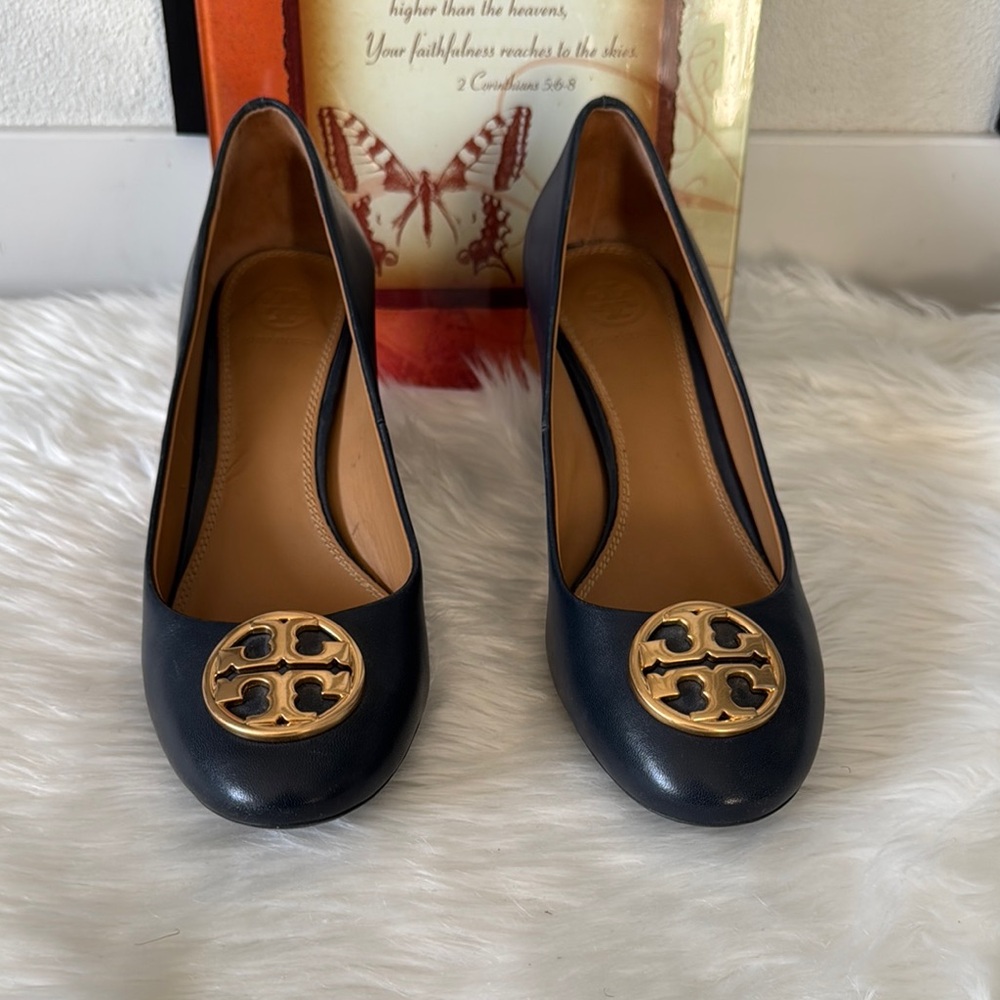 Tory Burch Chelsea 65 Leather Wedge Pumps Navy - Picture 2 of 16